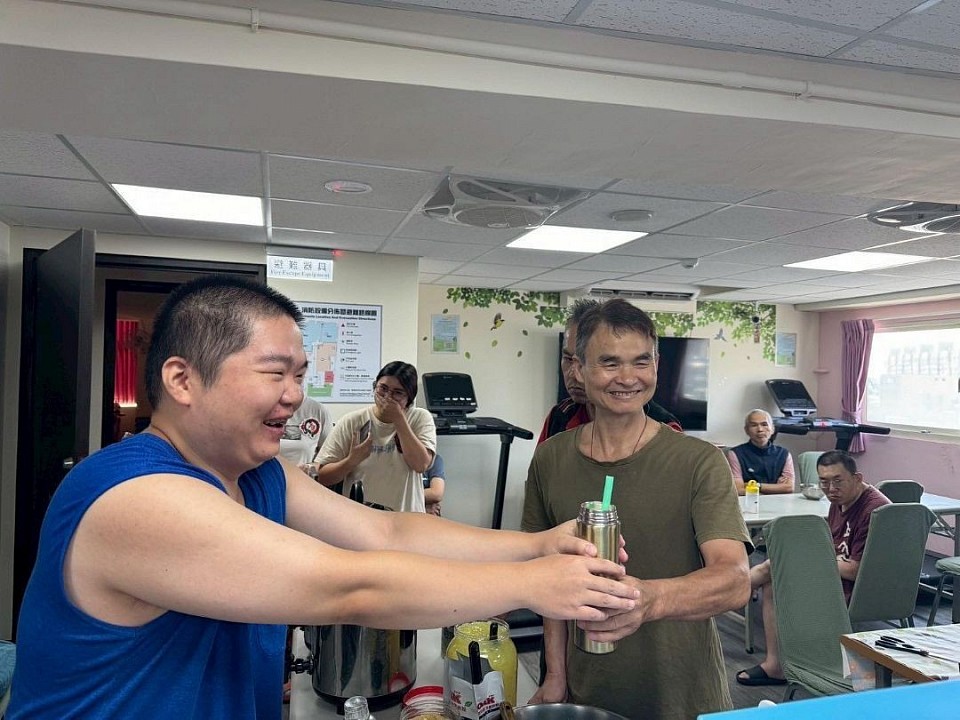 飲料(好喝,從外場點餐到內場製作外場取餐)