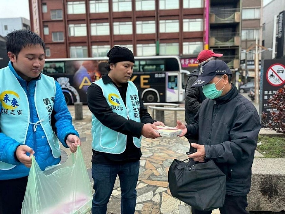 社會關懷（義工發便當給遊民）